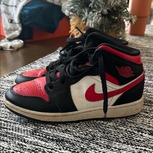 Jordan 1s red black & white size 4Y